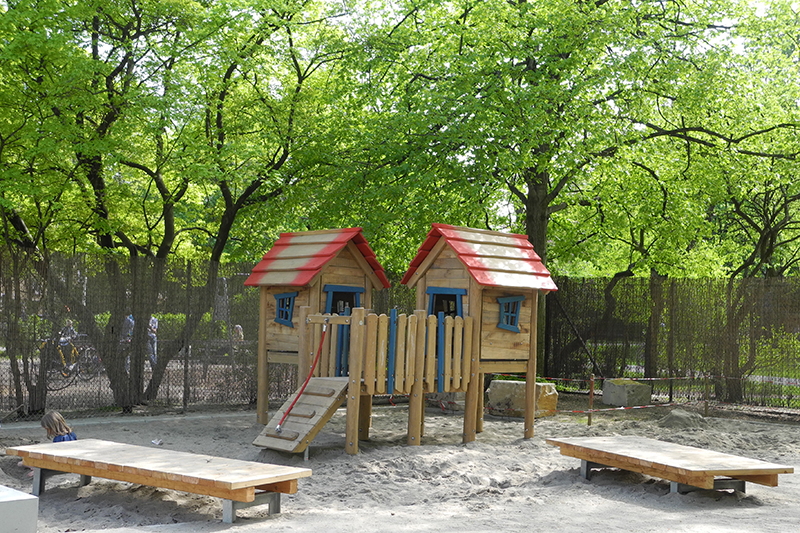 feature-kindertagesstaette-welfenplatz-spielhaus-sandkasten-spieltisch